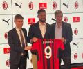 Football: France striker Giroud joins AC Milan from Chelsea