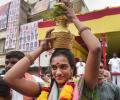 Sindhu offers prayers at Mahankali temple ahead of CWG