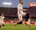 Europa PIX: Sevilla stun Man Utd; Roma, Juve progress