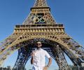 Sreejesh Rocks Mundu At Eiffel Tower