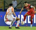 ISL: Kerala, NorthEast split points in tough contest