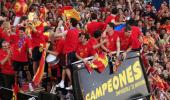 Images: Spaniards turn out to welcome home heroes