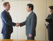 Build Your Charisma: 6 Tips On Shaking Hands