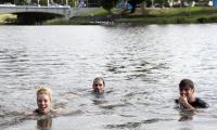 Kerber dives into Yarra river to celebrate Aus Open triumph