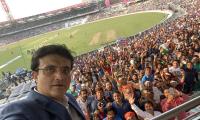 Dada's selfie with Eden Gardens' fans rules the internet