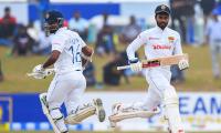 Karunaratne bats through pain, SL lead swells vs Pak