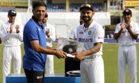 Dravid presents Kohli special cap on 100th Test