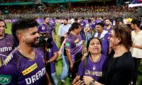 SRK Bonds With KKR Mums