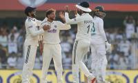 Kuldeep picks key wickets to restrict South Africa