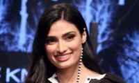 Watch: Retro goddess Athiya Shetty!