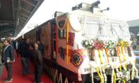 Weather holds up Goyal, Gujarat CM flags off Tejas Exp