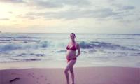 Anne Hathaway flaunts her baby bump