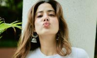 Learn How To Pout Like Janhvi