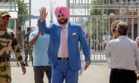 Swaraj 'reprimands' Sidhu over his Pak visit, claims Union minister 