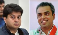 Rahul loyalists Scindia, Deora quit Congress posts 