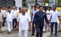 2 disqualified K'taka MLAs move SC against ouster 