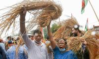 32 ex-civil servants support farm sector laws