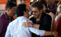 SRK, Sachin Hug At Swearing In