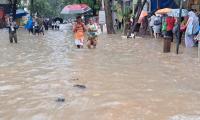 Mumbai gets 100 mm rainfall; rail, air traffic hit