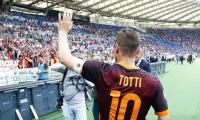 Totti penalty gives Roma a win in wet Serie A