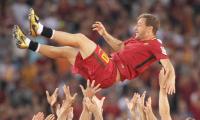 Tears flow as Totti bids farewell to Roma after 25 years