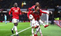 EPL PHOTOS: Man United stay in touch, Spurs slump at Leicester