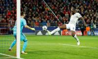 Easy for Manchester Utd; PSG rout Bayern Munich