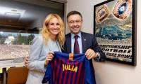 Julia Roberts cheers for FC Barcelona in pre-season match against Spurs