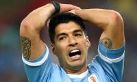 Suarez appeals for penalty for handball by goalkeeper