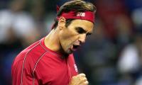 Federer cruises into last 16; Murray loses