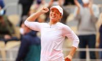 Swiatek faces Barty challenge in French Open defence