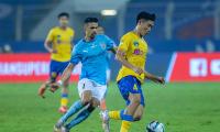 ISL: 10-man Mumbai shocked by Kerala Blasters