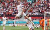 Czechs stun 10-man Netherlands to seal quarters berth