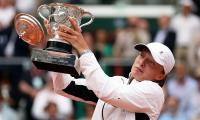 French Open PIX: Swiatek nearly drops the Cup!