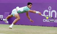 Alcaraz downs Dimitrov to enter Queen's semis