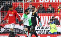 Salah's late penalty earns Liverpool draw with Man Utd