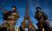 Police arrest climber who tried to scale Eiffel Tower