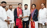 Telangana CM rewards Chess heroes Arjun, Harika