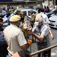 Residents argue with a cop in Delhi