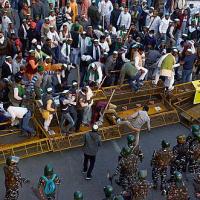 Farmers groups break barricades at the Delhi-Ghaziabad border yesterday
