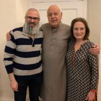 Farooq Abdullah flanked by his wife, Molly and son, Omar