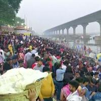 People offer 'Usha Arghya' at Patna College Ghat