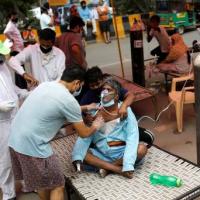A Covid patient receives oxygen at a gurudwara