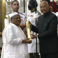 Abdul Khader Nadakattin receives the Padma Shri