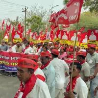 Thousands of Maharashtra farmers march towards Mumbai from Nashik on Tuesday/ANI