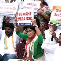 YS Sharmila Reddy along with party workers and leaders protest against the state government/ANI Photo