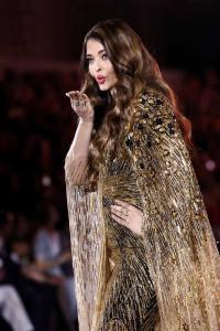 Who Is Aishwarya Blowing Kisses To?
