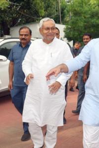 Nitish splits with BJP for 2nd time, stakes claim as Mahagathbandhan's CM