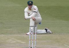 Smith suffers blow on thumb ahead of Adelaide Test