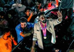Hyderabad erupts in joy as WC champ Siraj returns!